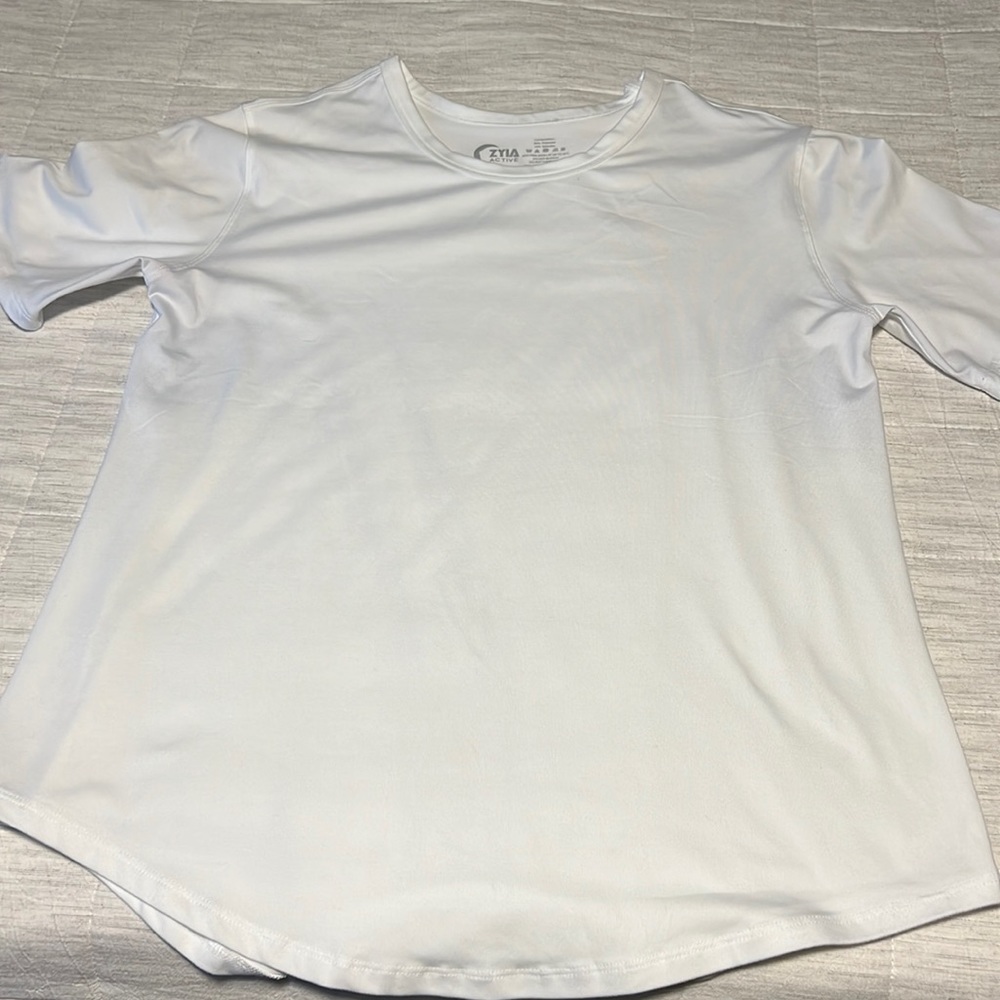 Zyia white go to tee